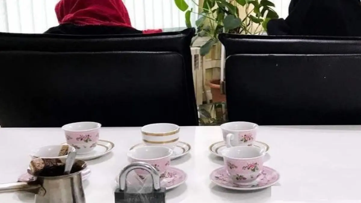 بخت گشایی از دختران جوان با قفل منقوش به دعا + عکس