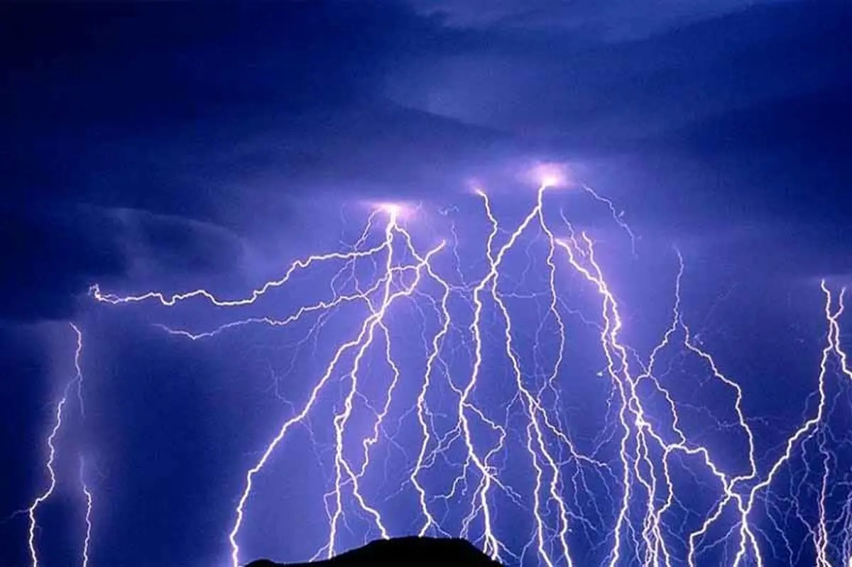 مصدومیت 2 نفر بر اثر صاعقه در فارس