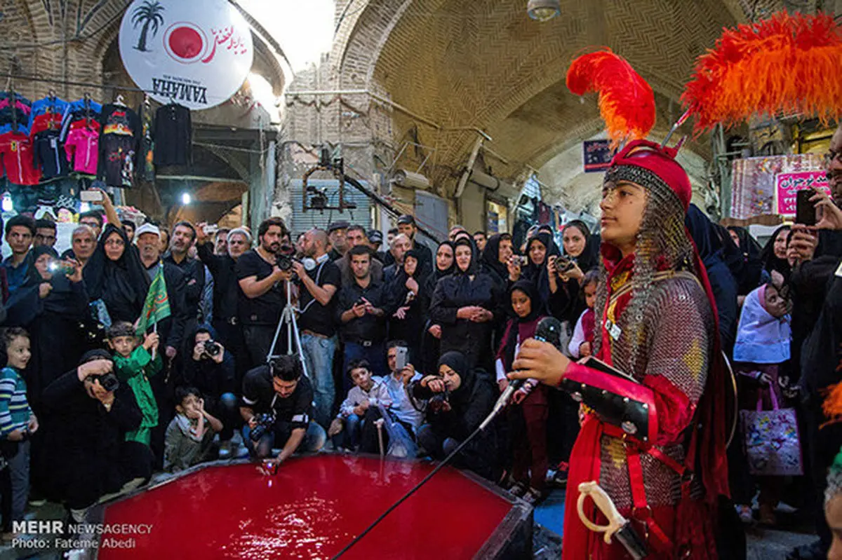 نوای سوگواری حسینی دربازار اراک پیچید/ برگزاری آئین کهن تعزیه سیار