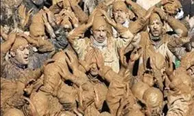 خاکی‌ترین آیین عاشورایی جهان در بیجار/ عشقی که از آب و گل درآمد+فیلم و عکس