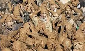 خاکی‌ترین آیین عاشورایی جهان در بیجار/ عشقی که از آب و گل درآمد+فیلم و عکس