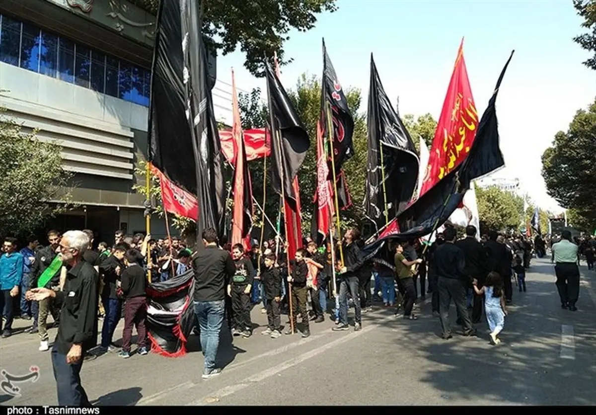 عزاداری حسینی و نماز ظهر عاشورا در خوی به روایت تصویر