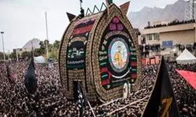 نخل ۴۵۰ ساله امیر چخماق روی شانه‌های عزاداران حسینی گردانده شد