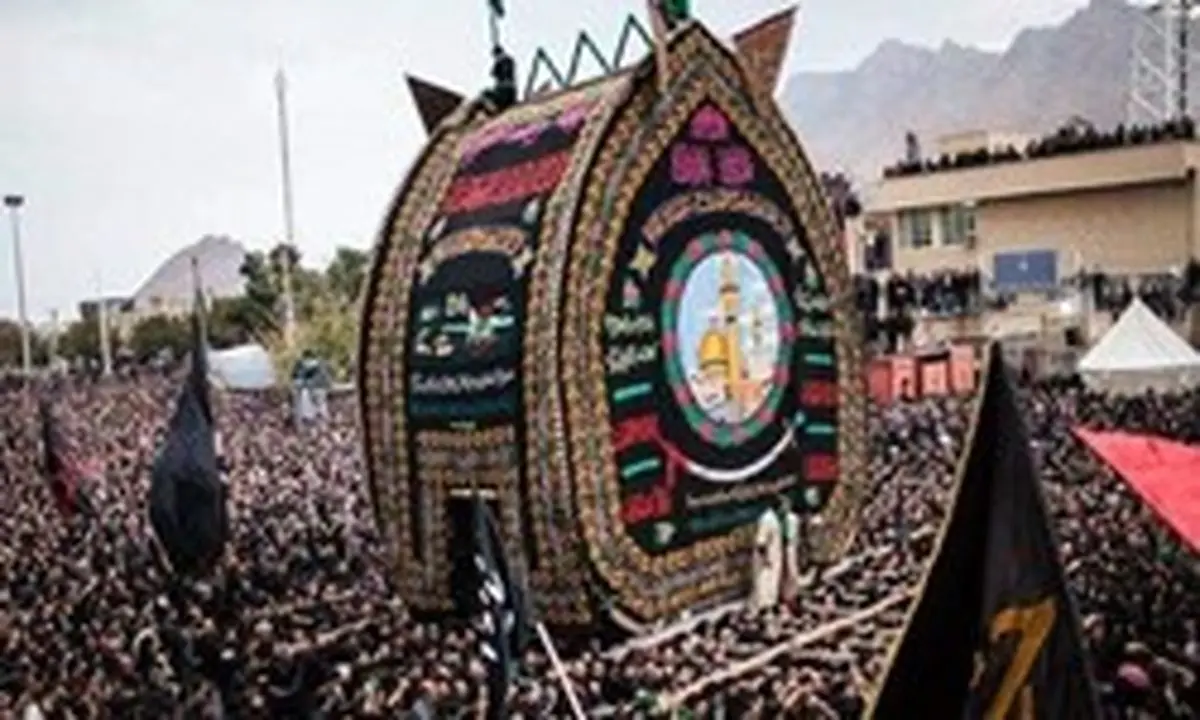 نخل ۴۵۰ ساله امیر چخماق روی شانه‌های عزاداران حسینی گردانده شد