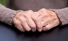 چه عاملی ریسک ابتلا به پارکینسون را در افراد افزایش می دهد؟