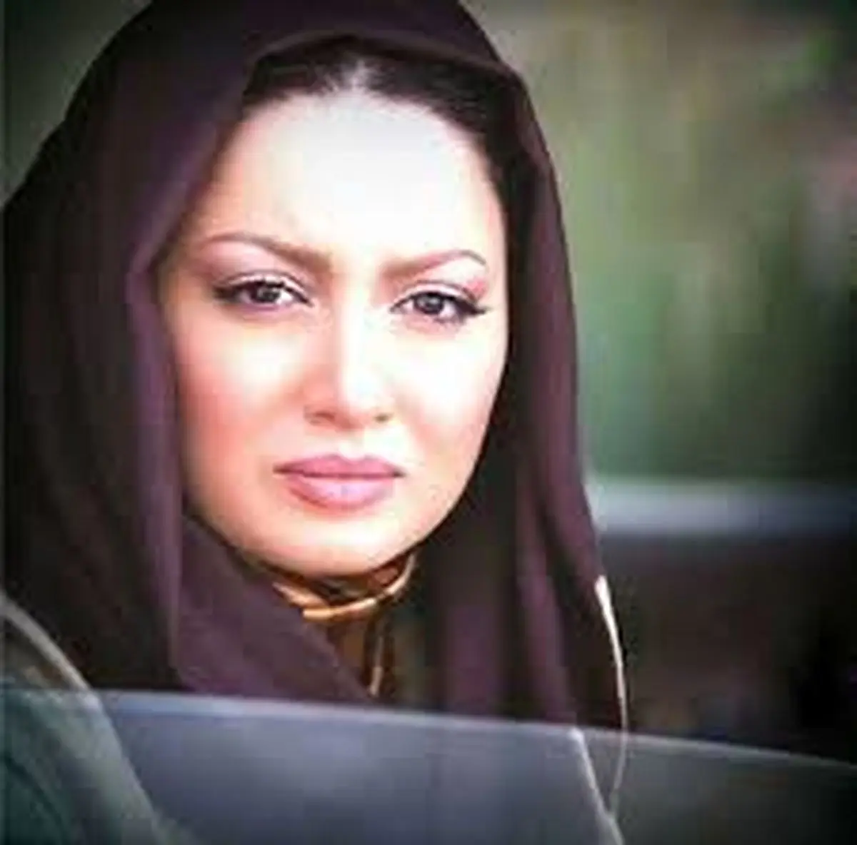 شیلا خداداد و محمد علیزاده در حال تزئین و توزیع نذری / عکس