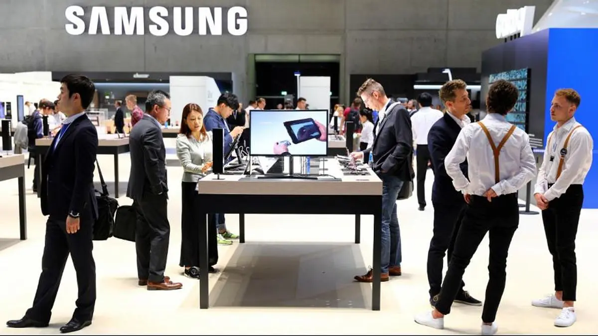 سامسونگ از گوشی A7 با دوربین سه گانه رونمایی کرد