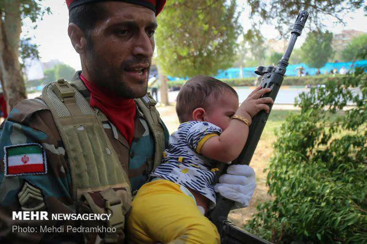 تصویری تاثیرگذار از حفاظت از یک کودک در حاشیه حمله تروریستی امروز در اهواز