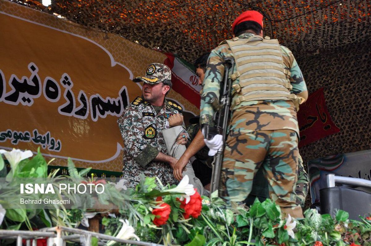 عکس/ نجات مدعوین در جایگاه ویژه مراسم رژه نیروهای مسلح اهواز