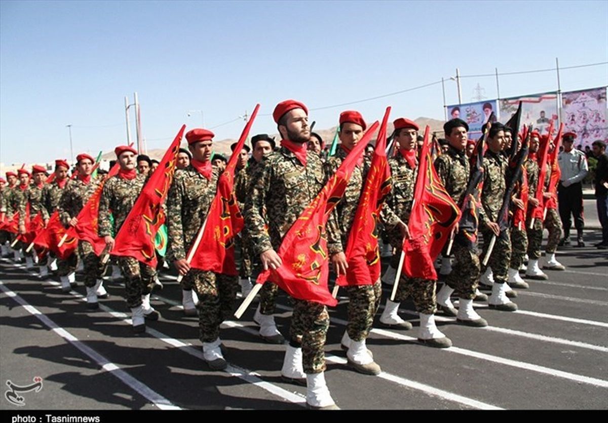 رژه نیروهای مسلح در نخستین روز از هفته دفاع مقدس در زنجان برگزار شد +تصاویر