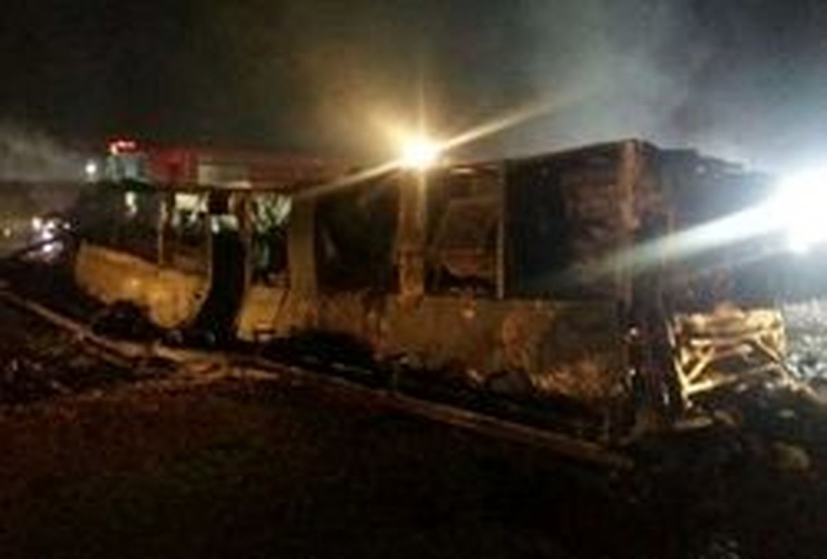 تحویل اجساد جانباختگان حادثه تصادف اتوبوس مسافربری آزادراه نطنز - بادرود