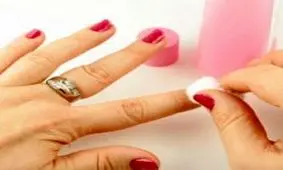 پاک کردن لکه های لاک با خمیر دندان!