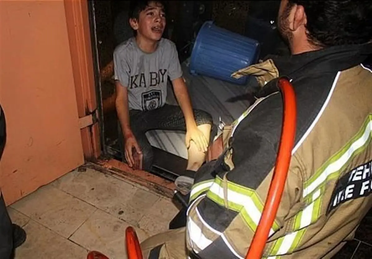 گیر کردن پای پسربچه بین کابین و دیواره چاهک آسانسور + تصاویر