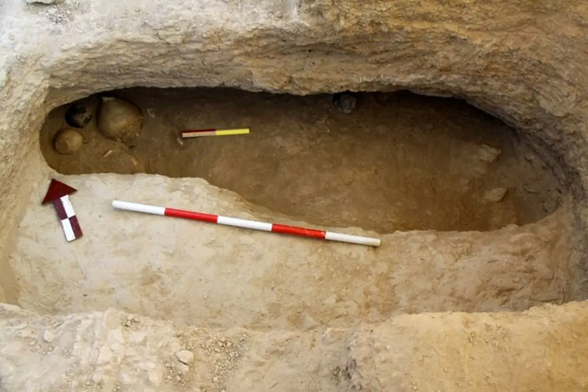 کشف گور چکمه‌ای و بقایایی از دوره برنز تا آهن در کاشان