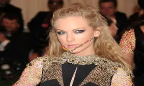 مدل موی باز به سبک تیلور سویفت، دختر زیبای هالیوود