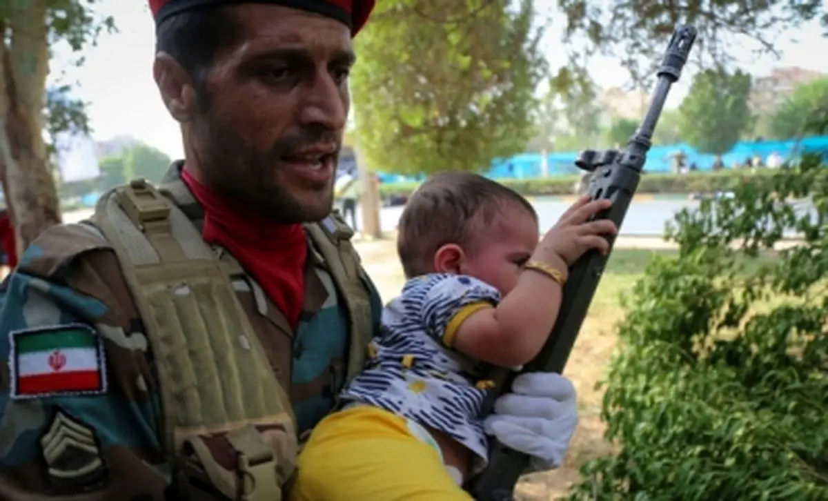 ویدئو/لحظه نجات کودک توسط سرباز ارتش در حمله تروریستی اهواز