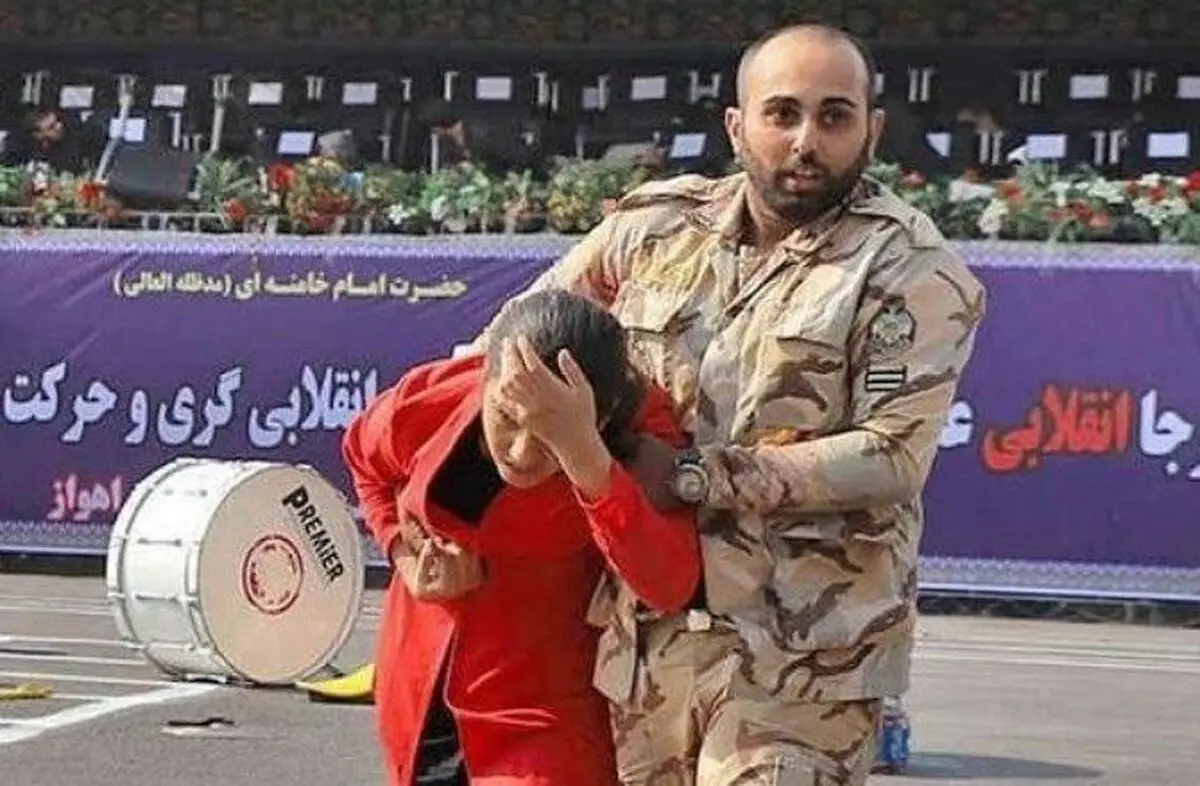 ویدئو/لحظه نجات خانم جوان توسط سرباز شجاع حمله تروریستی اهواز