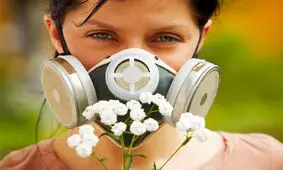 آلرژی‌ دارها روی برگ‌های خشک پاییز راه نروند