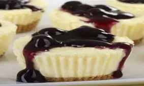 طرز تهیه مینی چیزکیک با سس شاتوت