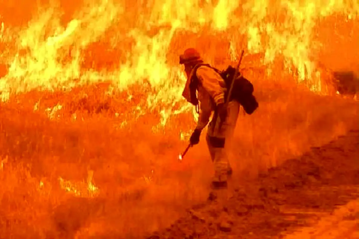 ۱۰ ساعت تلاش برای مهار آتش سوزی انبار زغال کاشان