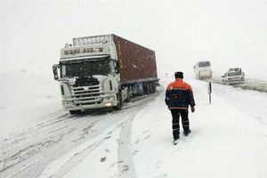 ترافیک در آزادراه‌های برفی استان قزوین نیمه‌سنگین است