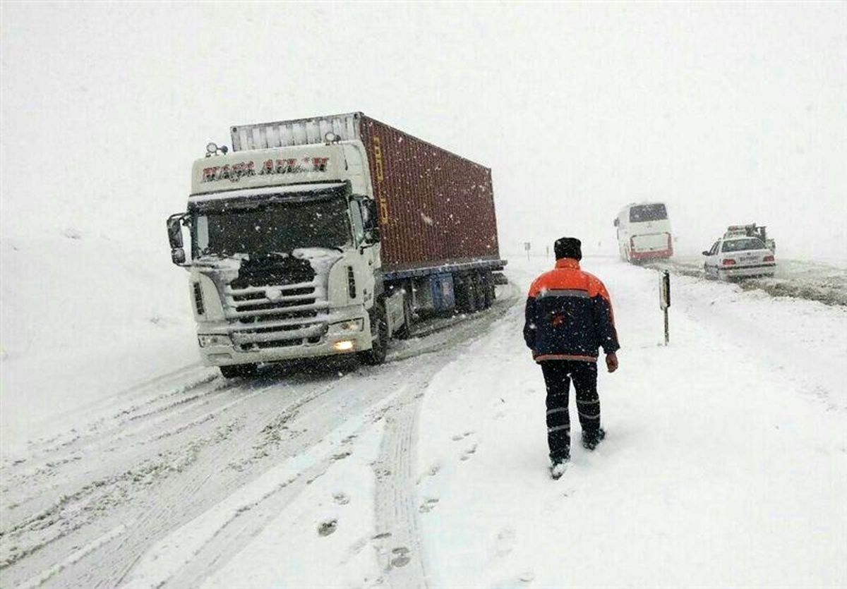 ترافیک در آزادراههای برفی استان قزوین نیمهسنگین است
