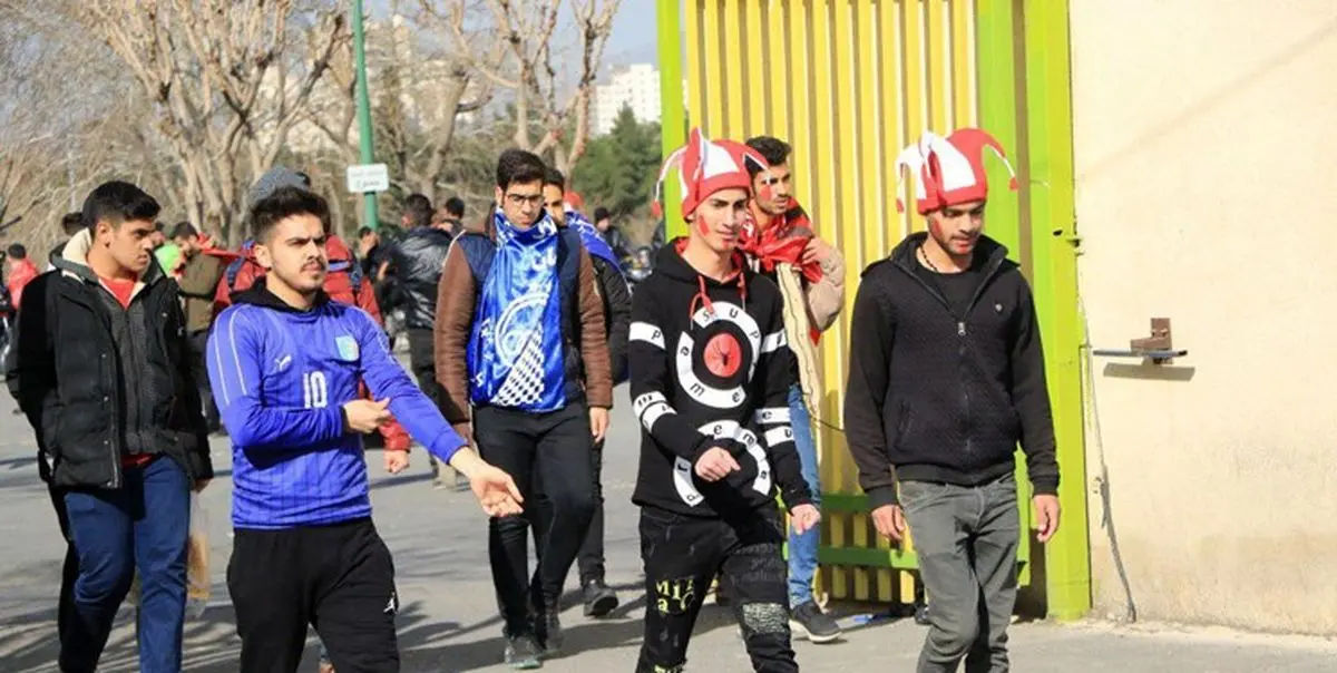 ناکامی چند دختر برای ورود به ورزشگاه و حضور هواداران اوکراینی