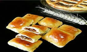 آشنایی با روش تهیه‌ی نان مغزدار با سیب و دارچین