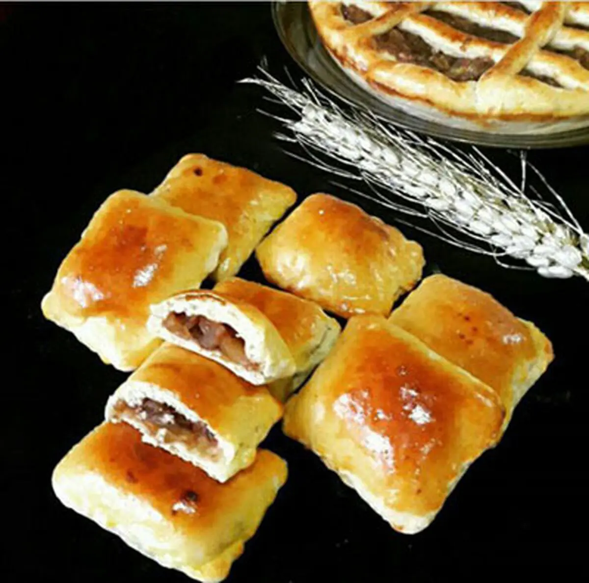 آشنایی با روش تهیه‌ی نان مغزدار با سیب و دارچین