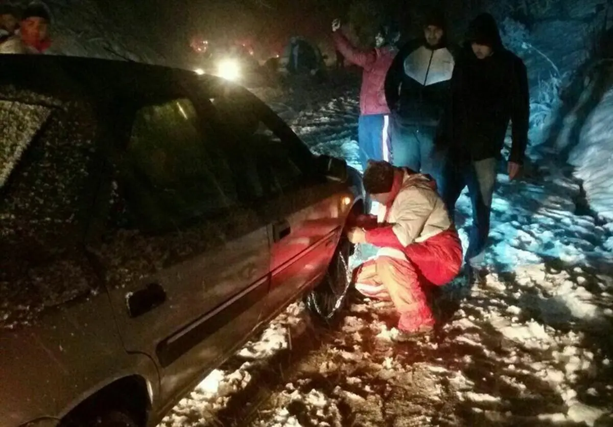 امدادرسانی به ۳۰۰ دستگاه خودروی گرفتار در برف در استان قم