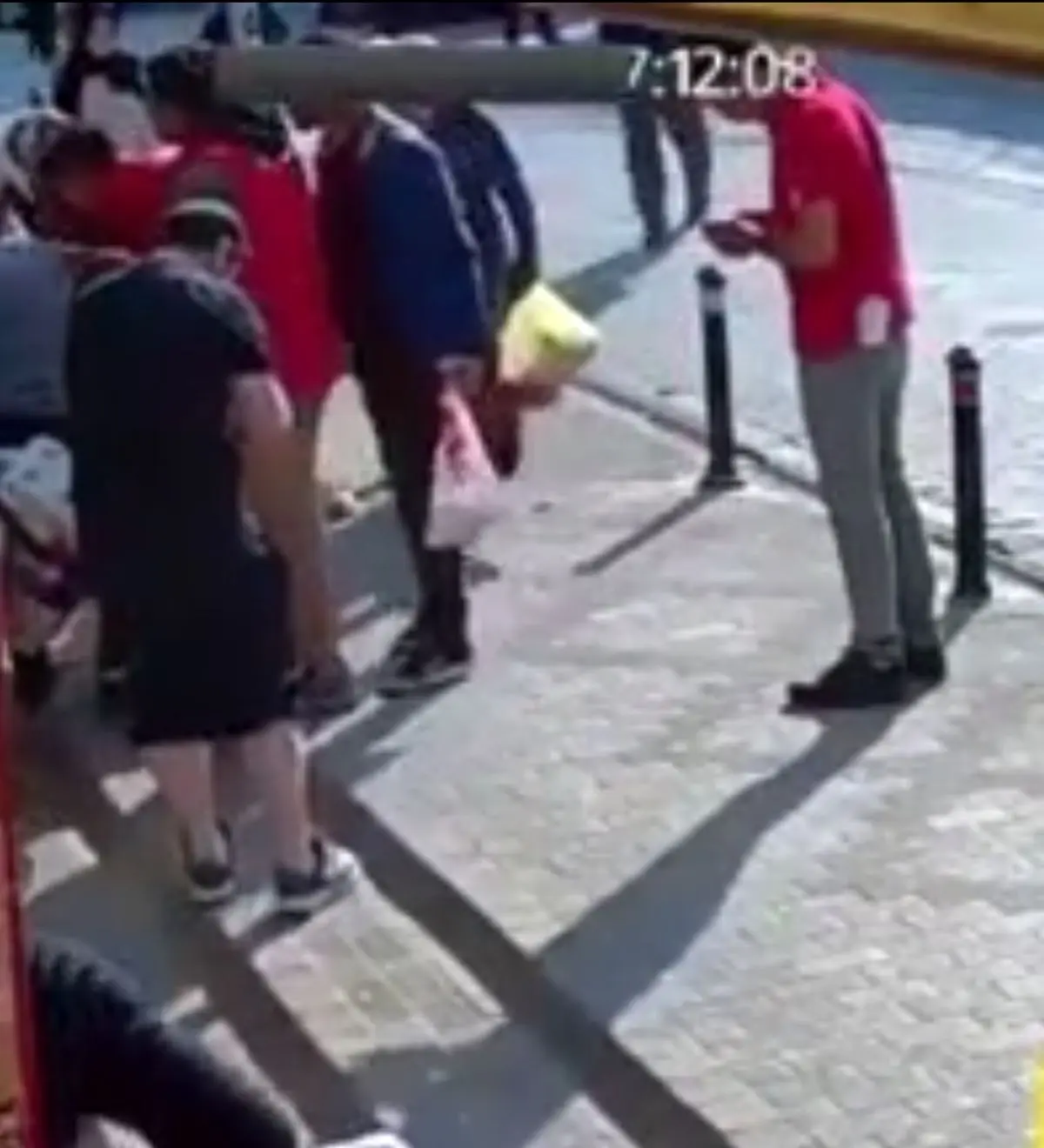 تصادف شدید موتورسوار با عابرین پیاده