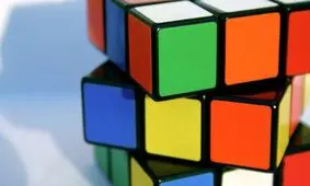 این مکعب روبیک به طور خودکار حل می شود