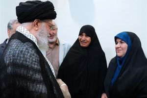 دیدار نویسنده و راوی کتاب «فرنگیس» با امام‌خامنه‌ای