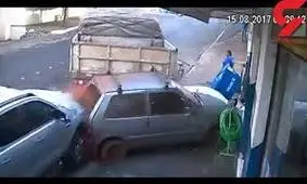 تصادف مرگبار کامیون با خودروها سر چهار راه / موتورسوار خوش شانس بود + فیلم