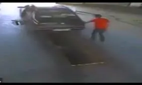 در تعمیرگاه هنگام هل دادن ماشین دقت کنید!