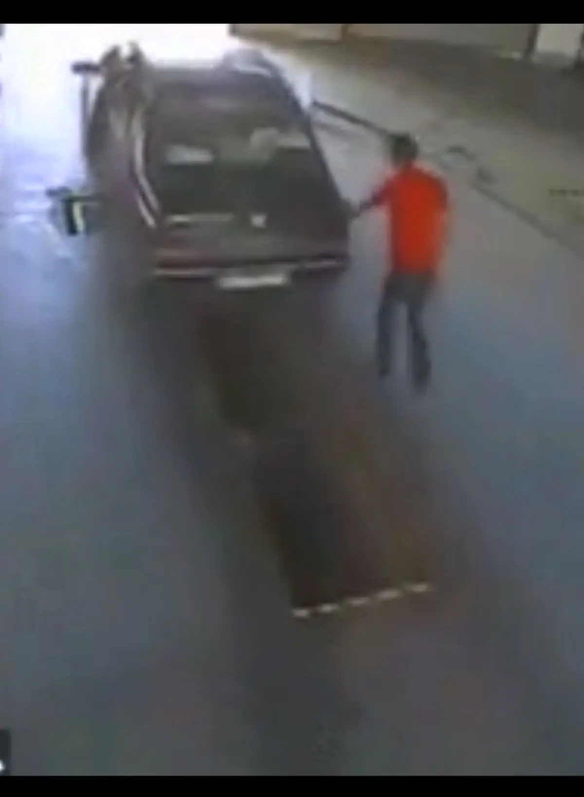 در تعمیرگاه هنگام هل دادن ماشین دقت کنید!