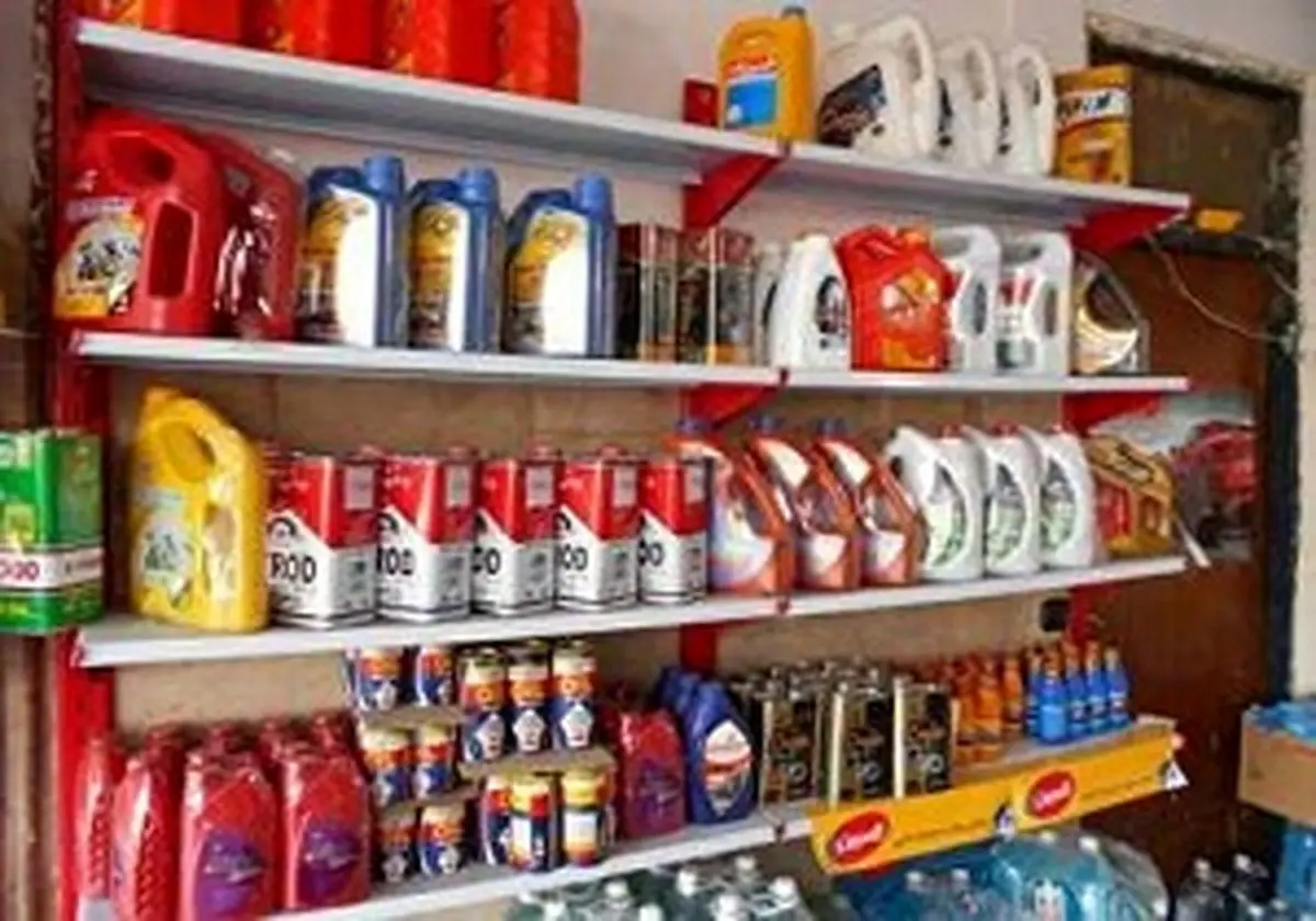 کشف انبار احتکار روغن خودرو در سرايان