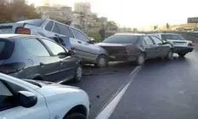تصادف زنجیره‌ای ۱۰ خودرو به علت نشت گازوئیل در جاده آبعلی