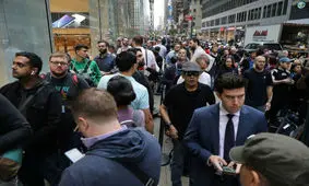 اهالی مسکو جای خود در صف خرید آیفون های جدید را می فروشند