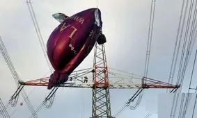 برخورد بالون هوای گرم با تیربرق/ 6 مسافر معلق بالای سطح زمین + عکس