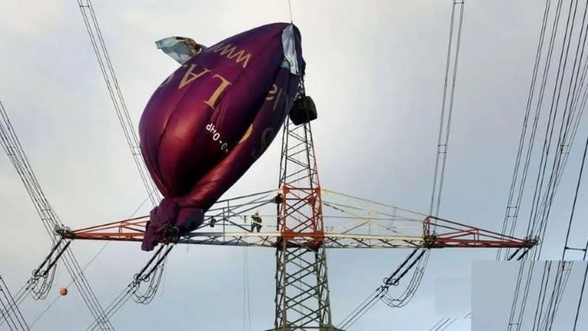 برخورد بالون هوای گرم با تیربرق/ 6 مسافر معلق بالای سطح زمین + عکس