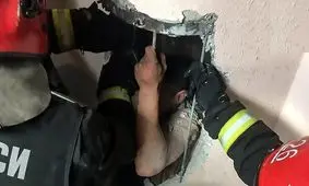 سقوط مردی به داخل لوله دفع زباله برای یافتن دسته کلیدش + عکس