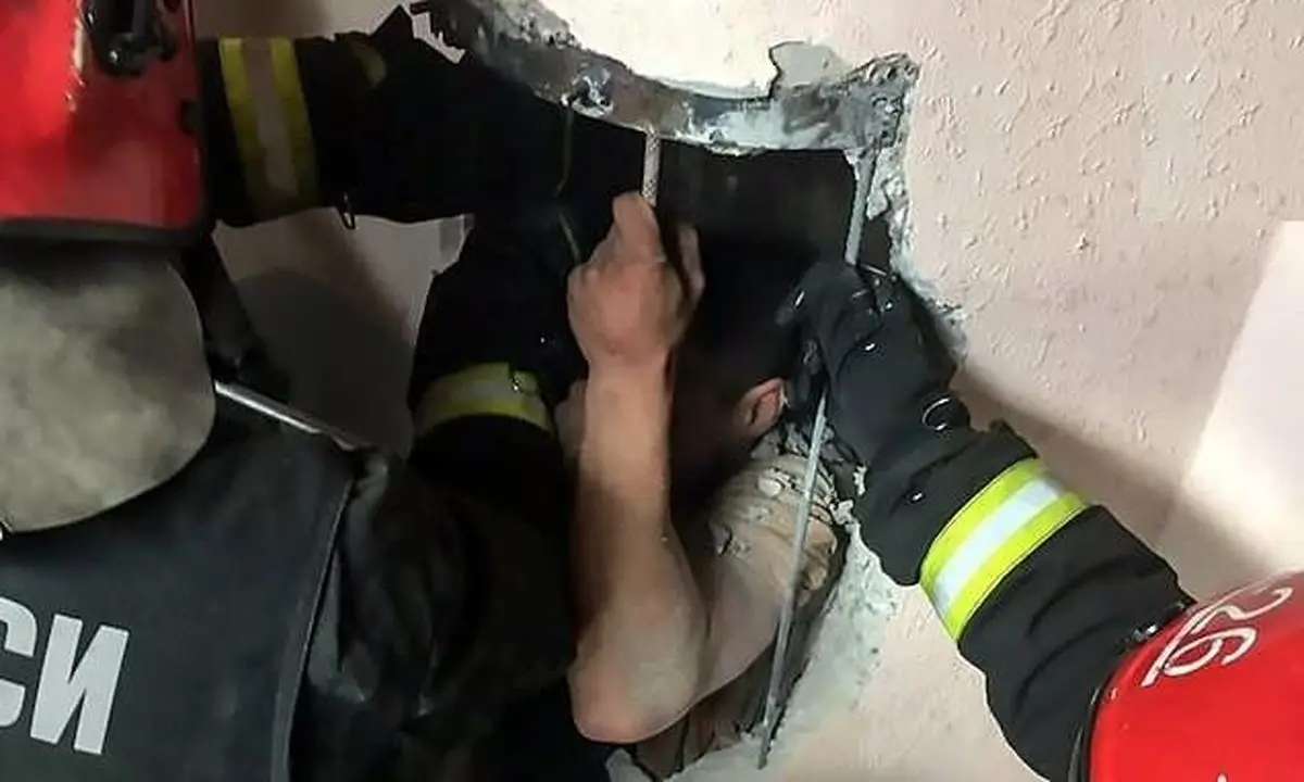 سقوط مردی به داخل لوله دفع زباله برای یافتن دسته کلیدش + عکس