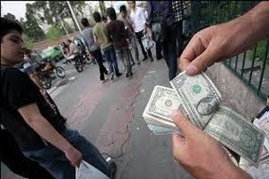ویدئو/معاملات كوچه پس كوچه‌اى دلار در تهران اوج گرفت
