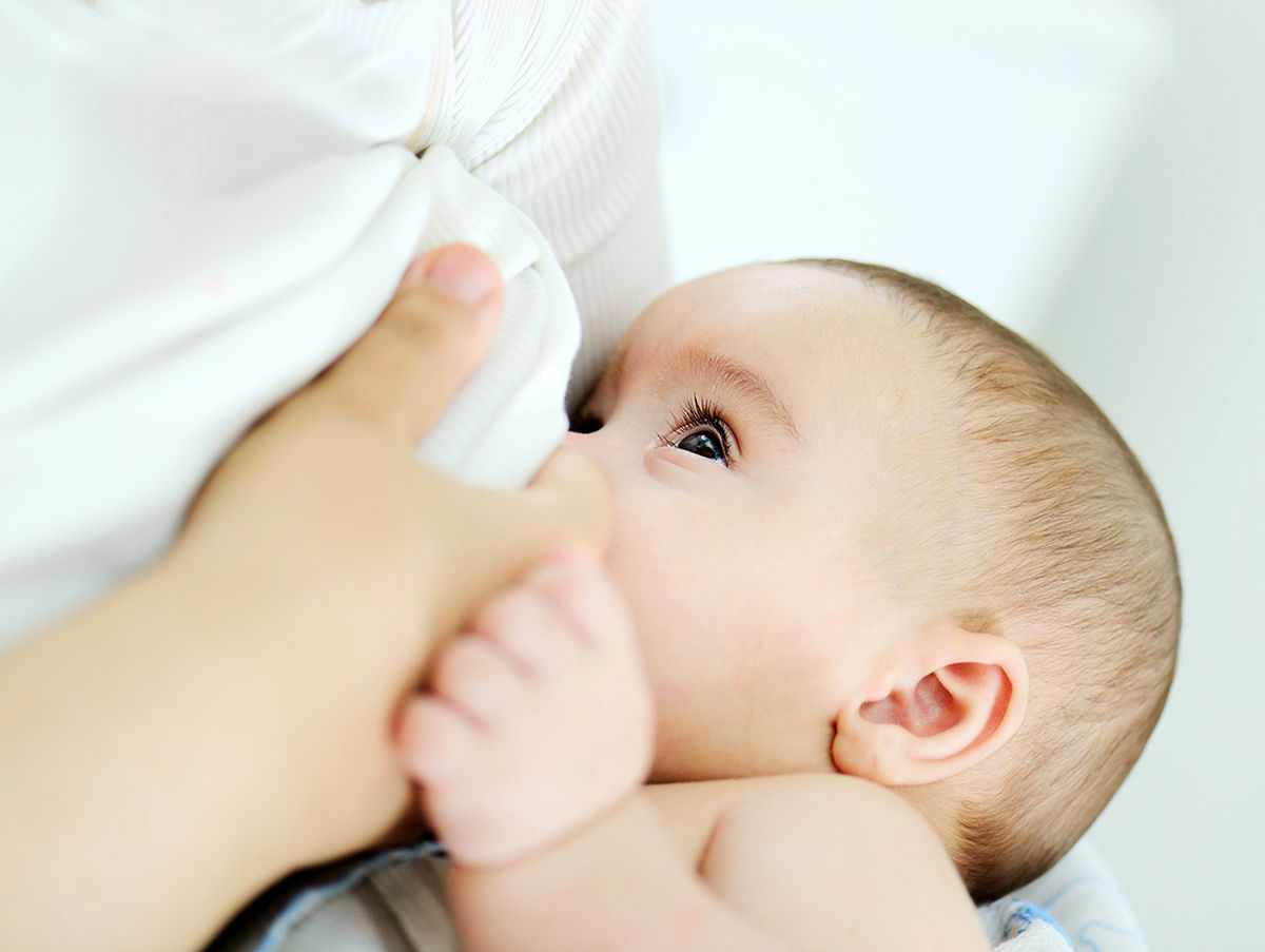 ۷ نکته درباره تغذیه با شیر مادر و آنچه باید در این باره بدانید