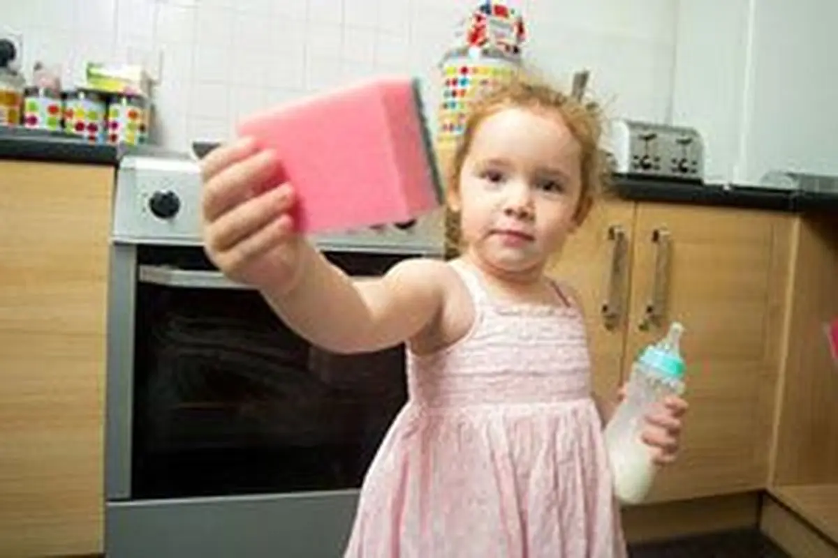 دختری که به خوردن فرچه دستشویی اعتیاد دارد (عکس)