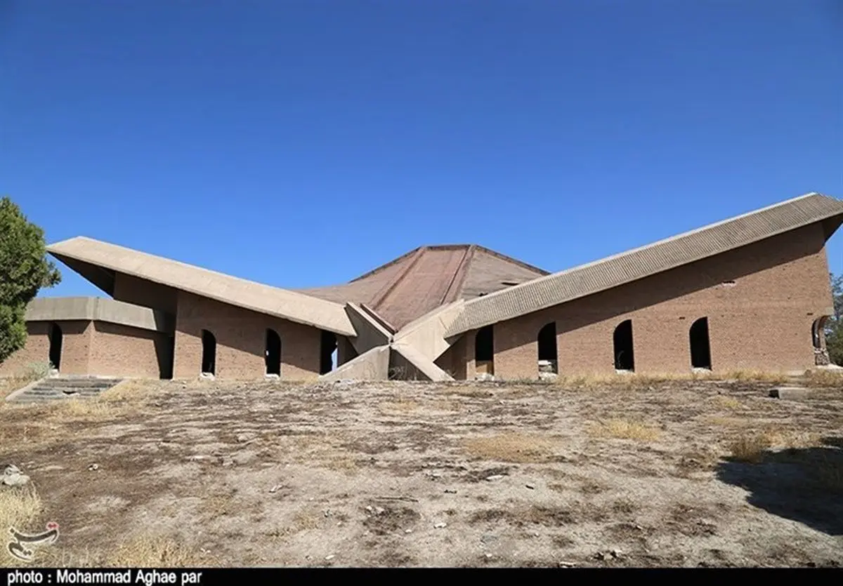 ساختمان تلویزیون تبدیل به آغل گوسفندان شد+فیلم