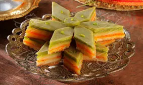 آشنایی با روش تهیه‌ی باقلوا قزوینی