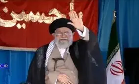 لحظه شور انگیز حضور رهبر انقلاب در بین ۱۰۰هزار بسیجی در وزشگاه آزادی