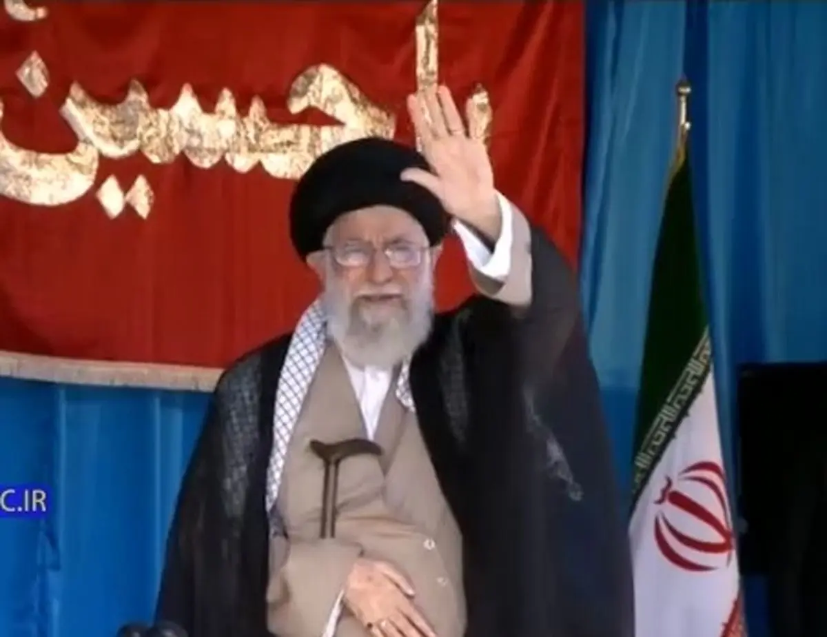لحظه شور انگیز حضور رهبر انقلاب در بین ۱۰۰هزار بسیجی در وزشگاه آزادی